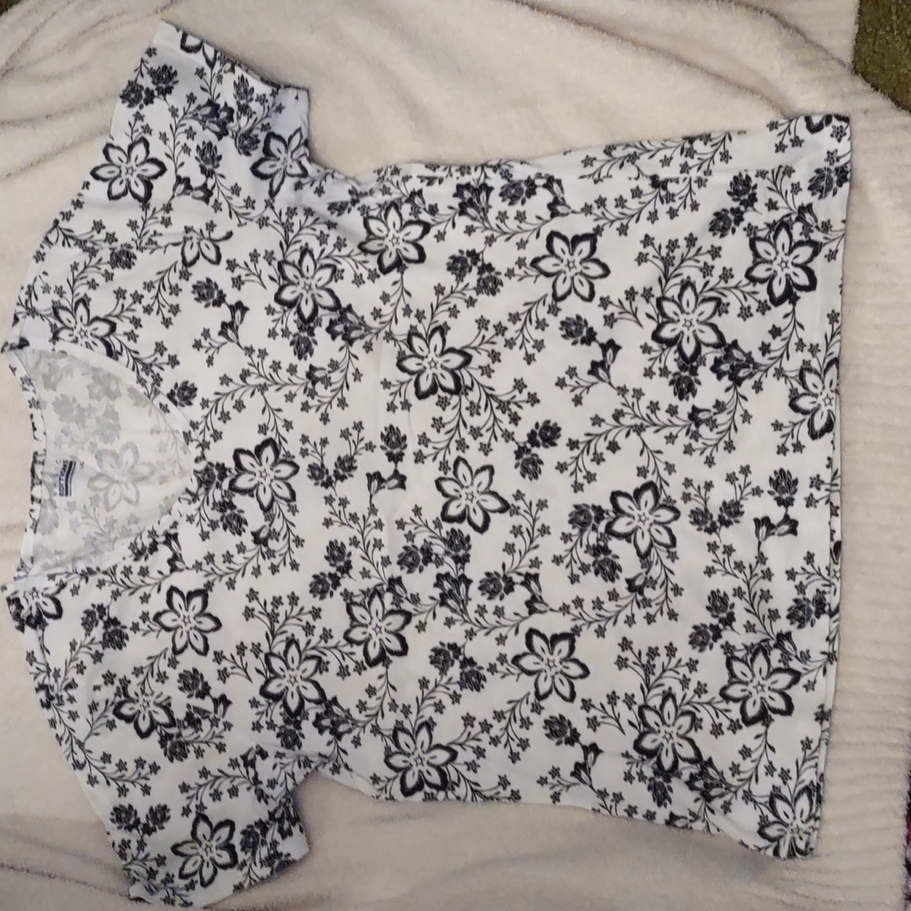 Nwot basic editions floral top size large